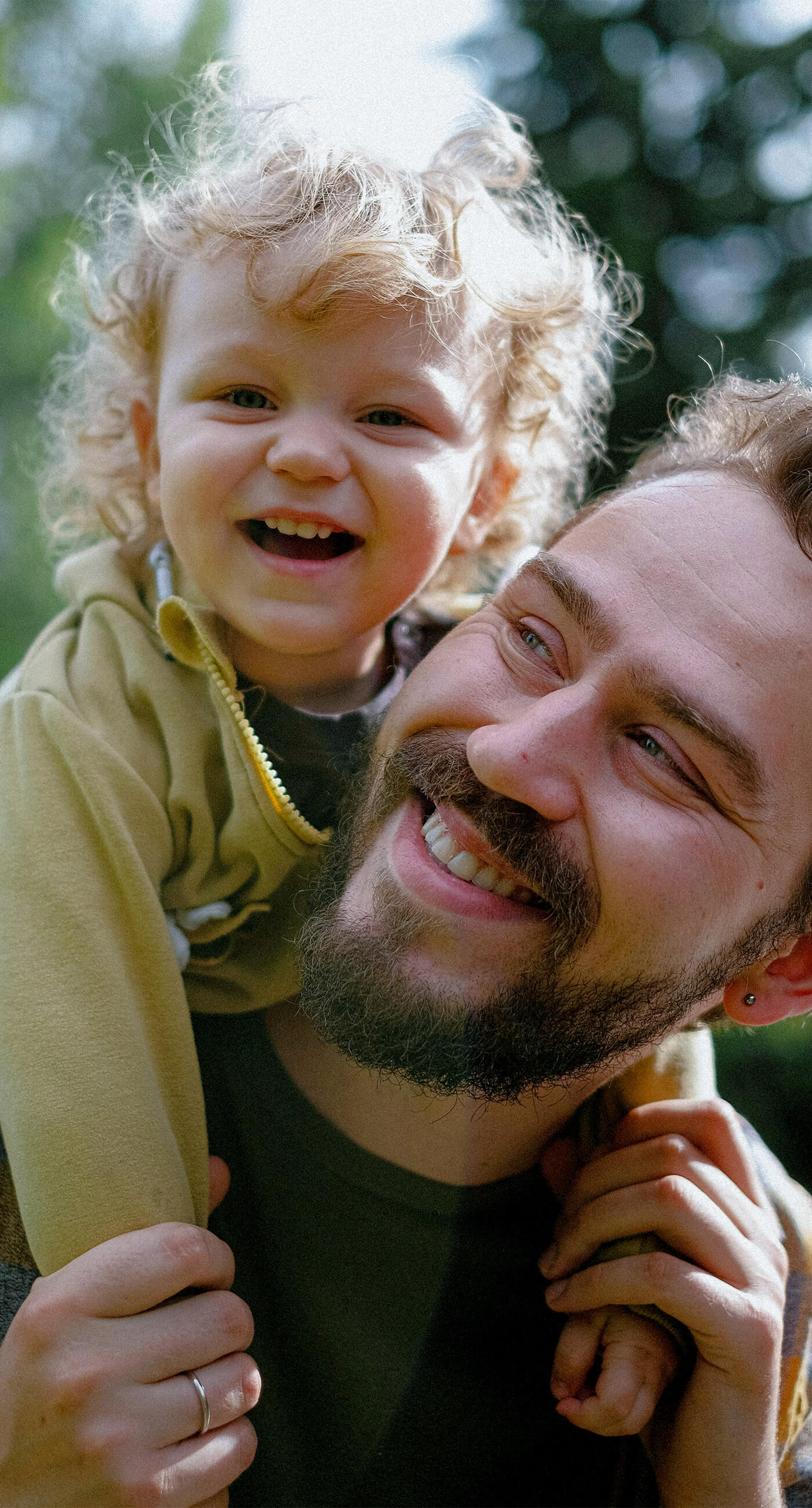 Ein Vater mit seinem Sohn freut sich, weil er die private Krankenversicherung der DONAU abgeschlossen hat. 