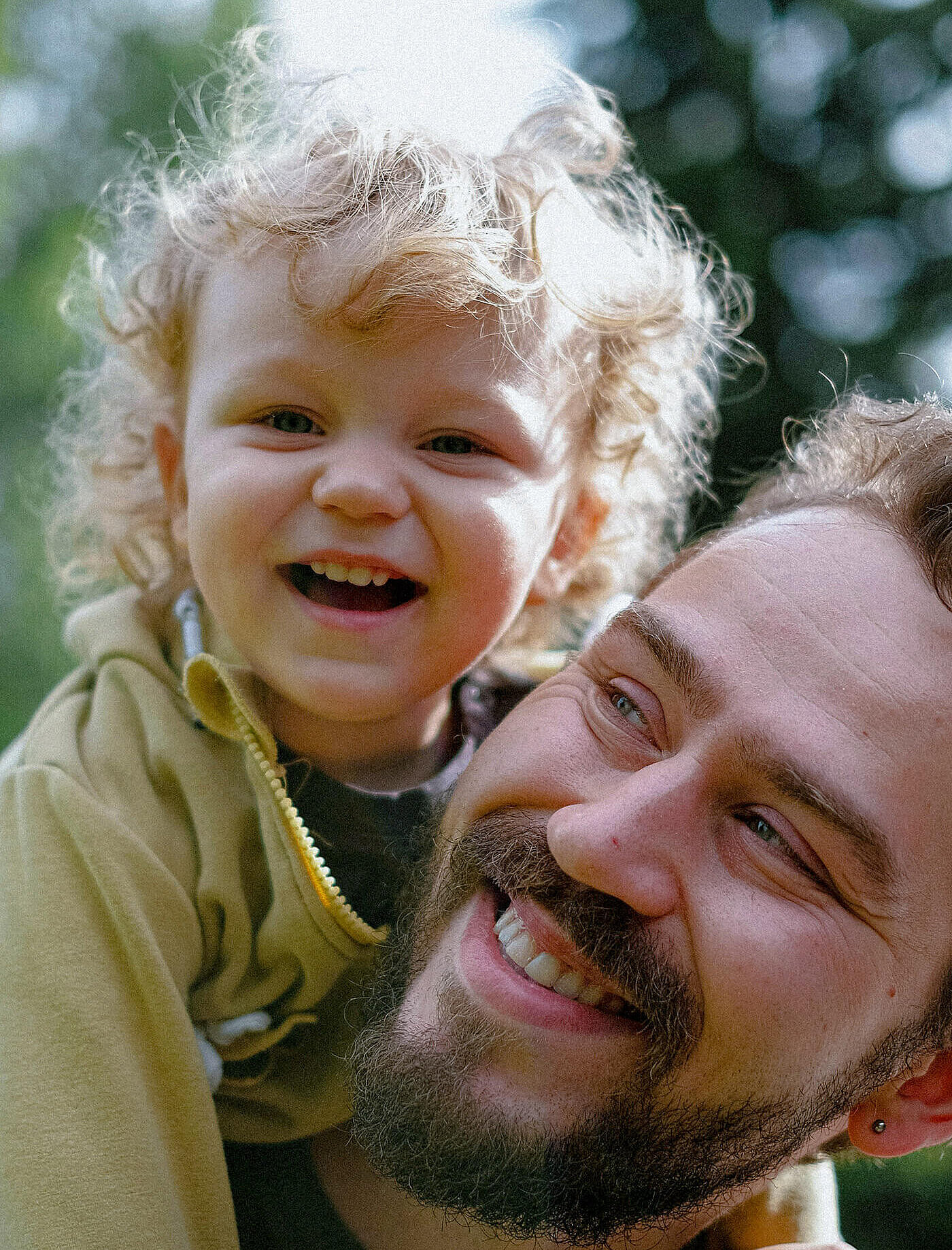 Ein Vater mit seinem Sohn freut sich, weil er die private Krankenversicherung der DONAU abgeschlossen hat. 