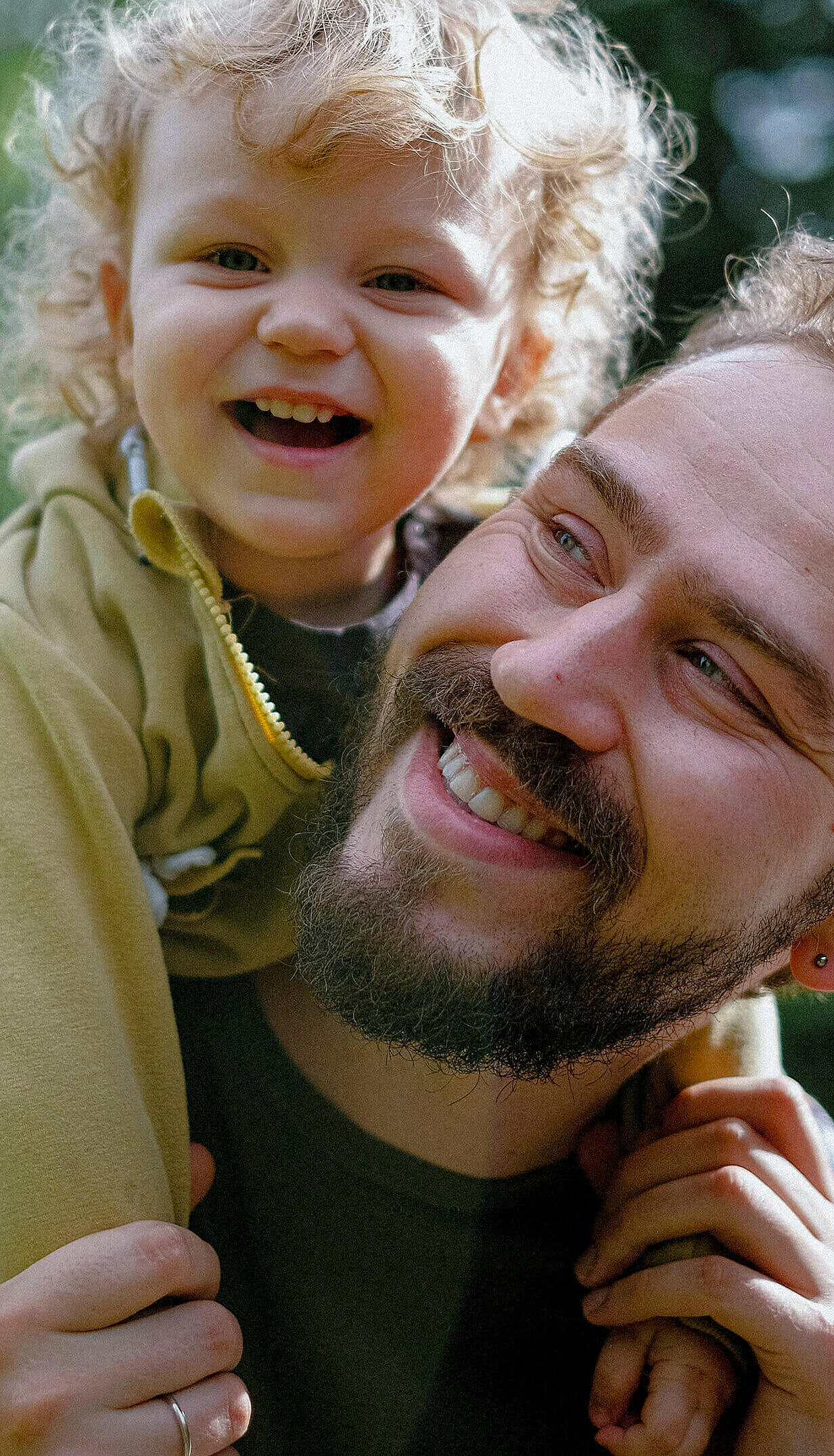 Ein Vater mit seinem Sohn freut sich, weil er die private Krankenversicherung der DONAU abgeschlossen hat. 